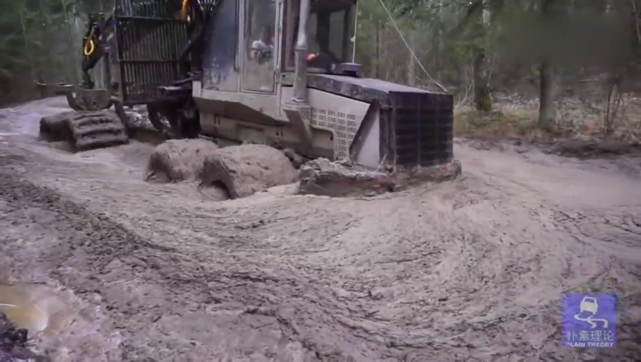 德国特种卡车越野能力强，林区满载行驶在淤泥中