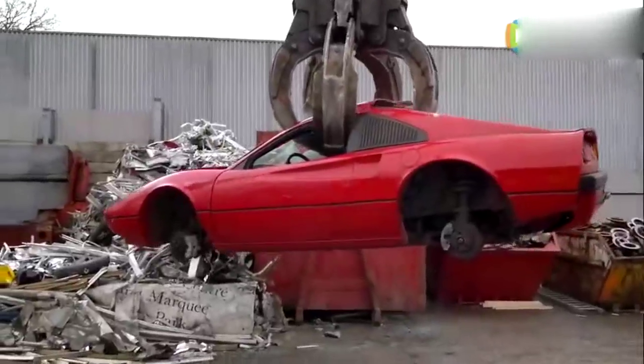 法拉利跑车惨遭液压机压缩，变成一堆废铁了