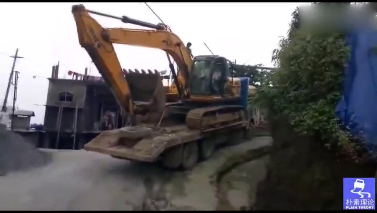 挖掘机司机操作不当还是运气不好？损伤机器还坑了卡车