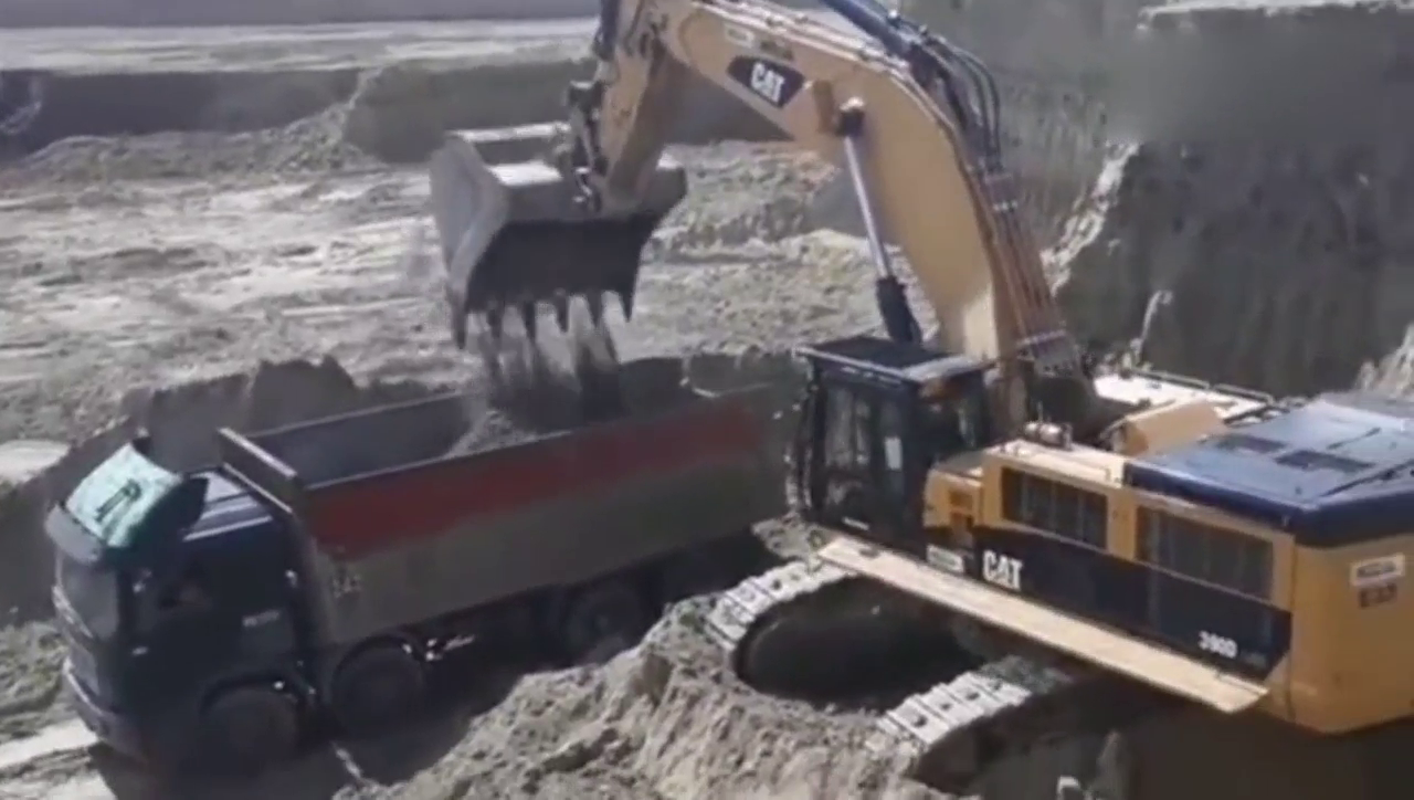 挖掘机挖土装车，还没装满就放卡车走了！