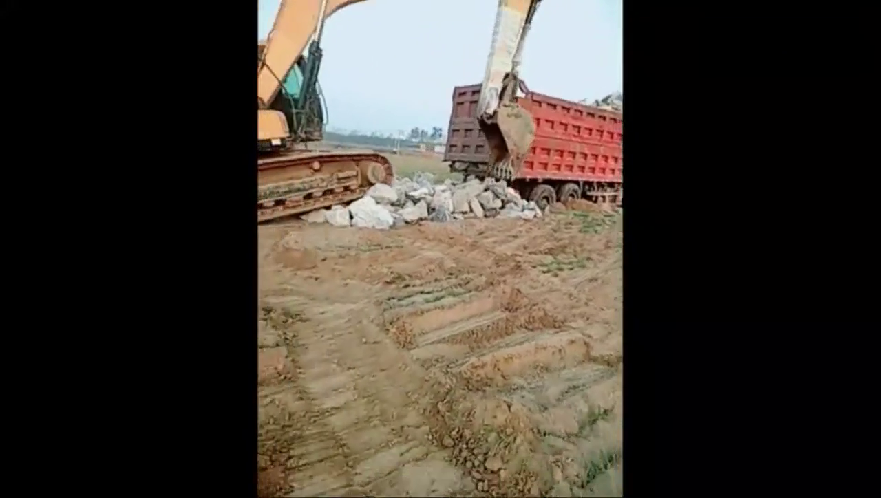 挖掘机司机给卡车卸货，可惜个子不够高