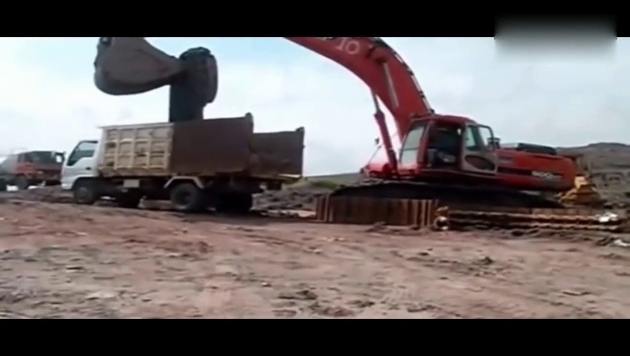 挖掘机挖到宝物，放下去的一瞬间卡车都颤抖