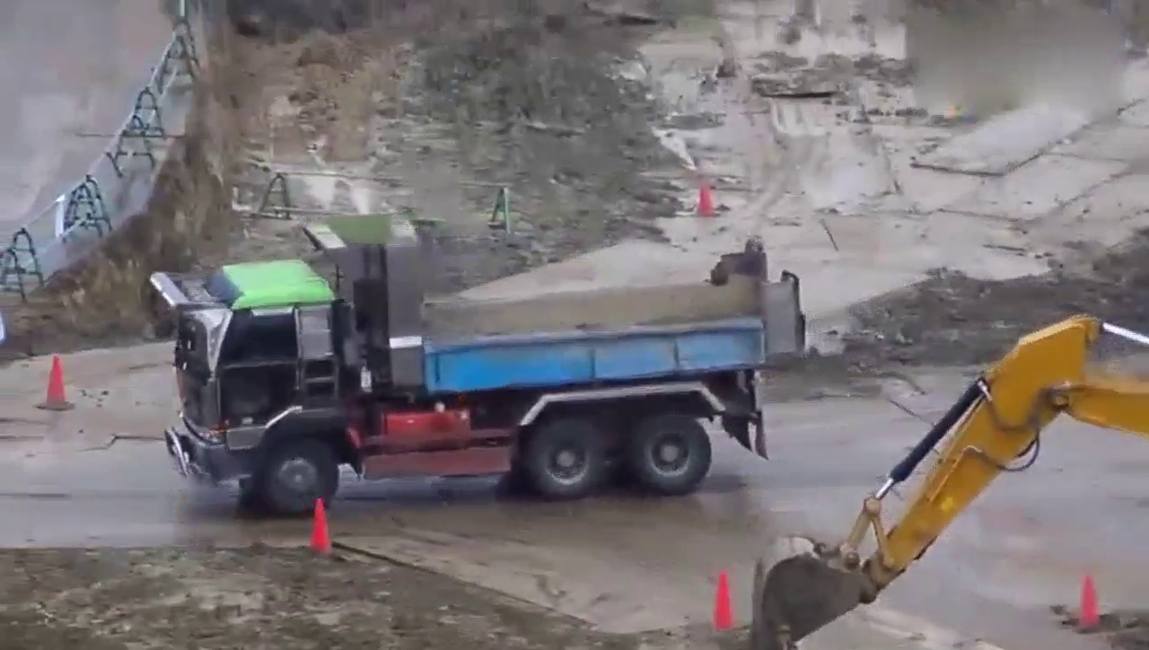 挖掘机偷懒不给卡车装车，卡车生气走了