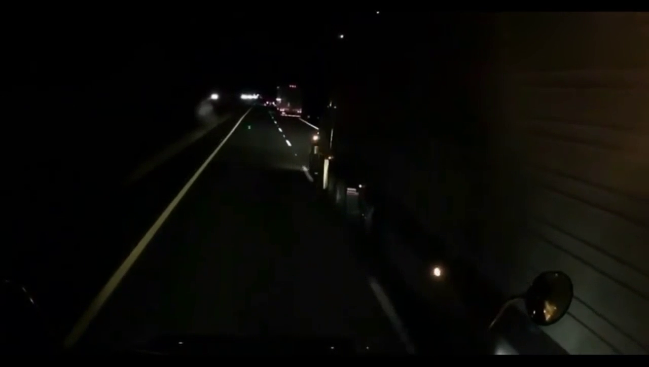 晚上大卡车仗着车大，强行插队超车，关键尾部撞到了我