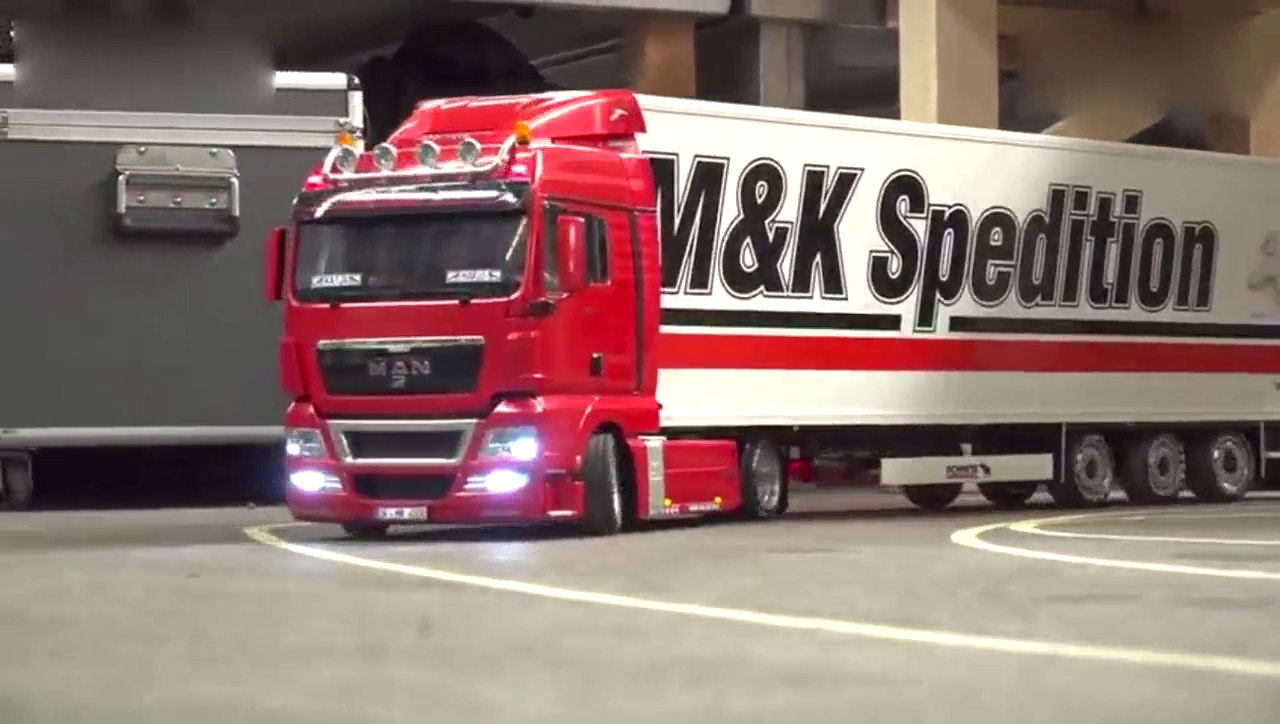 RC卡车在行动，这些模型的逼真度确实高，一看就不便宜