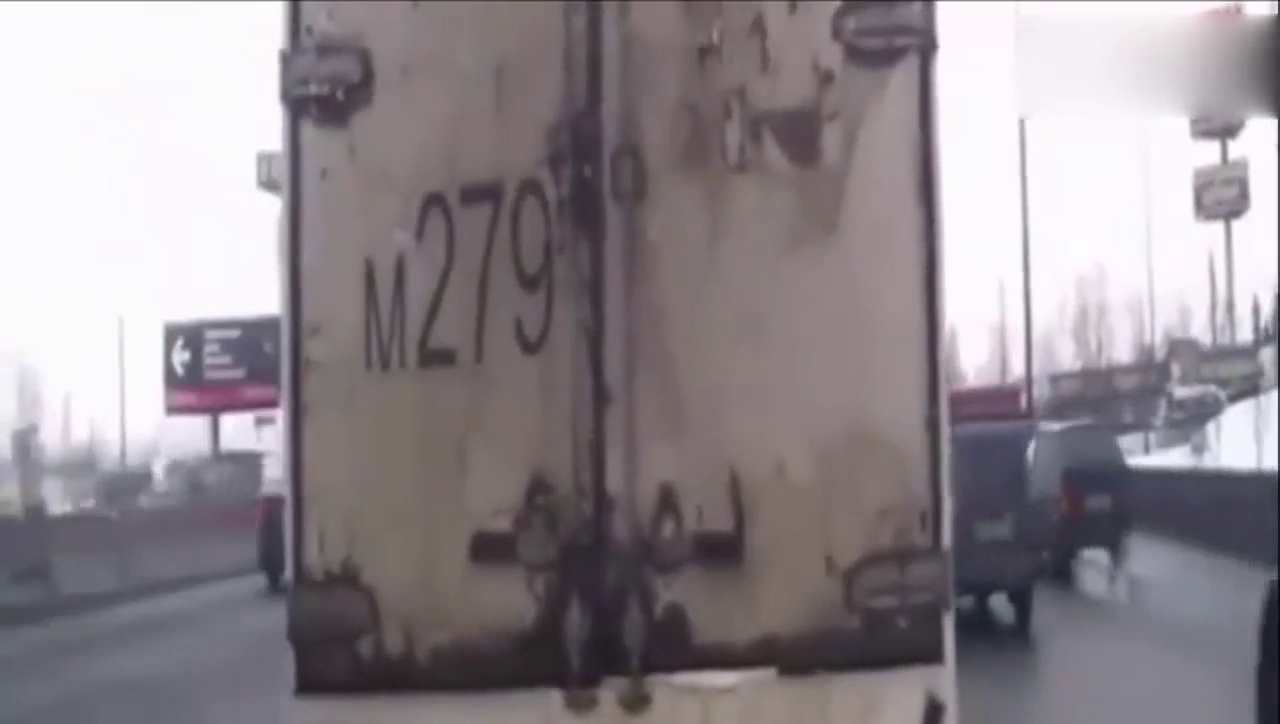 远离大车，卡车将货车半个箱子面都给刮掉了