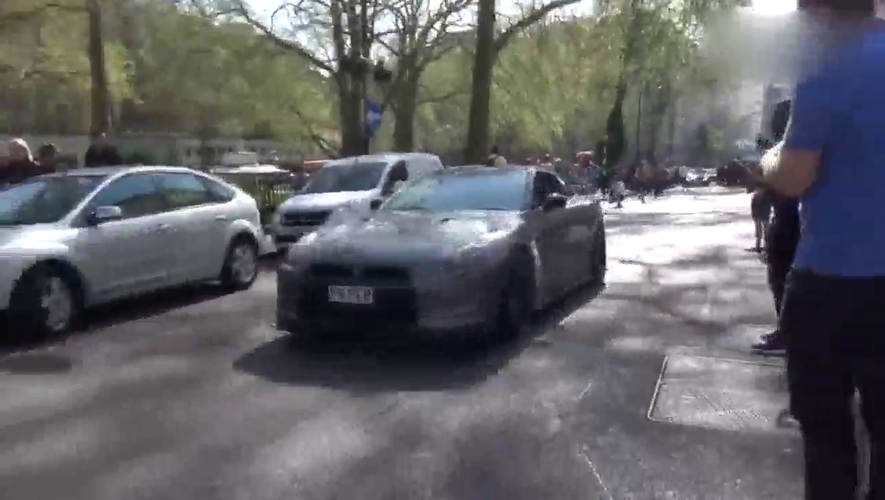 这辆跑车在阳光下实在太过闪眼