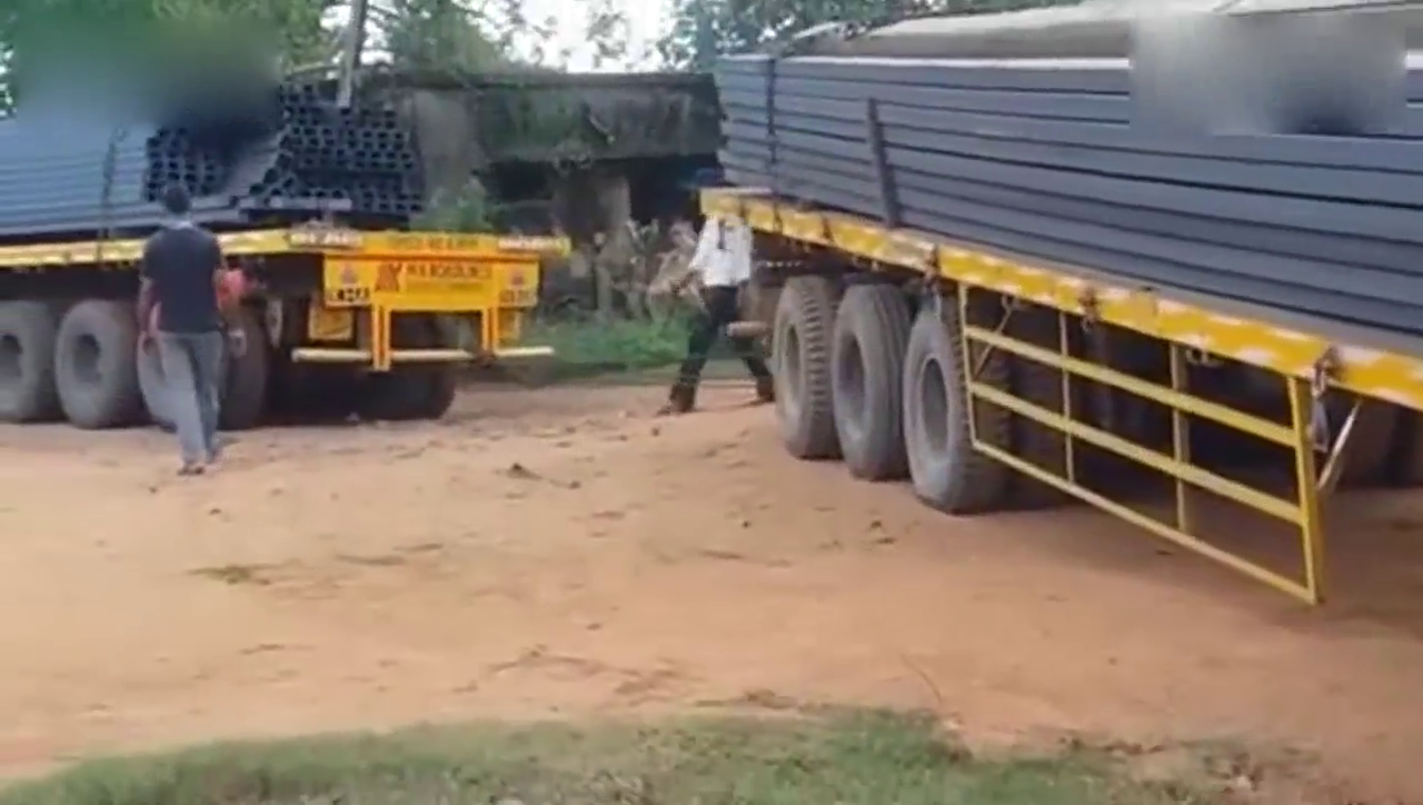 把卡车开成这样也只有印度人了, 哪里有沟往哪开