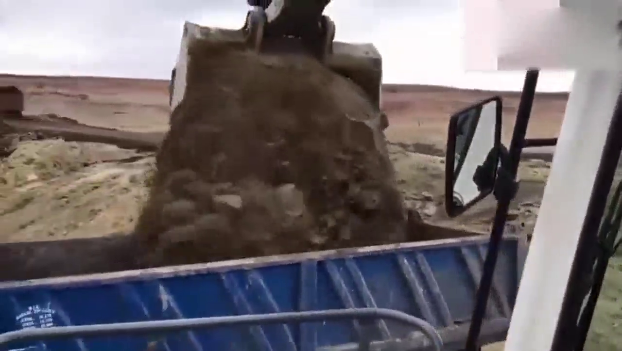 驾驶室看利勃海尔984挖掘机装载卡车，2斗一车，看的真过瘾！