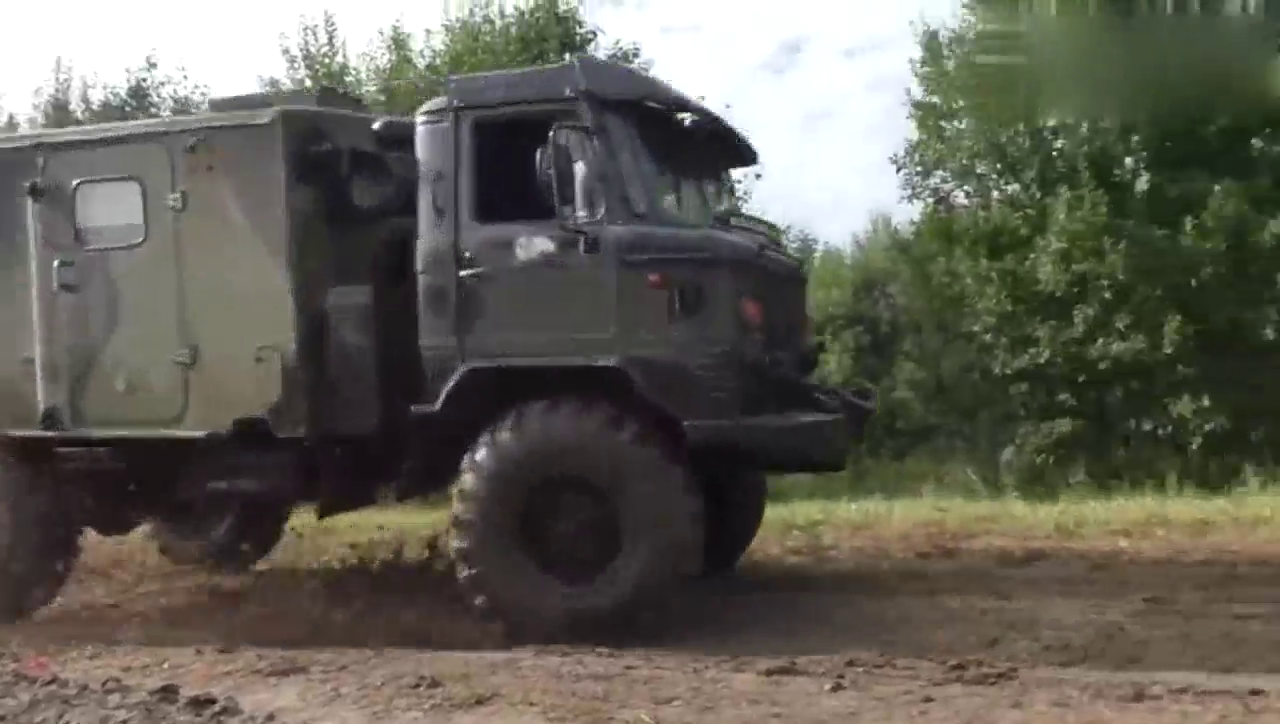 驾驶一辆短轴距的四驱卡车，去体验越野的乐趣