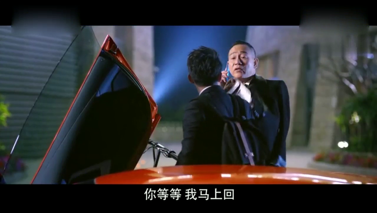 路边美女搭讪跑车男，却不知他只是一个代驾司机