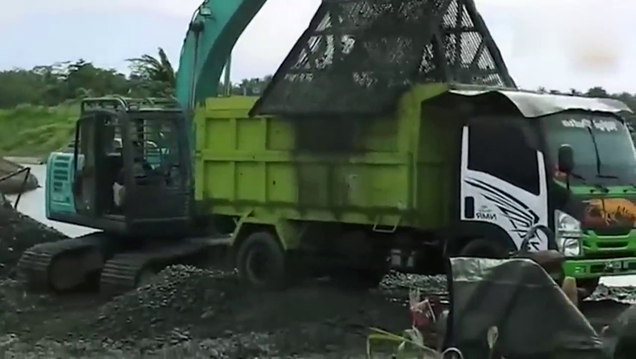 挖掘机这样给卡车装沙石，看完这段操作视频长见识了