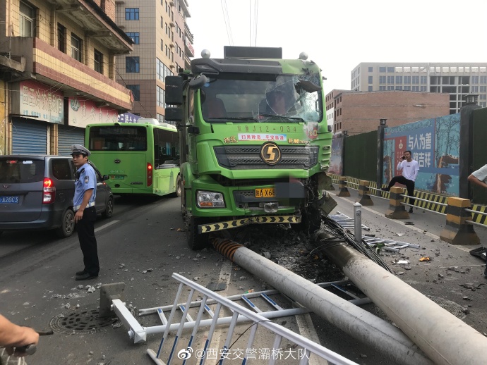 西安田洪正街一渣土车发生事故交通拥堵