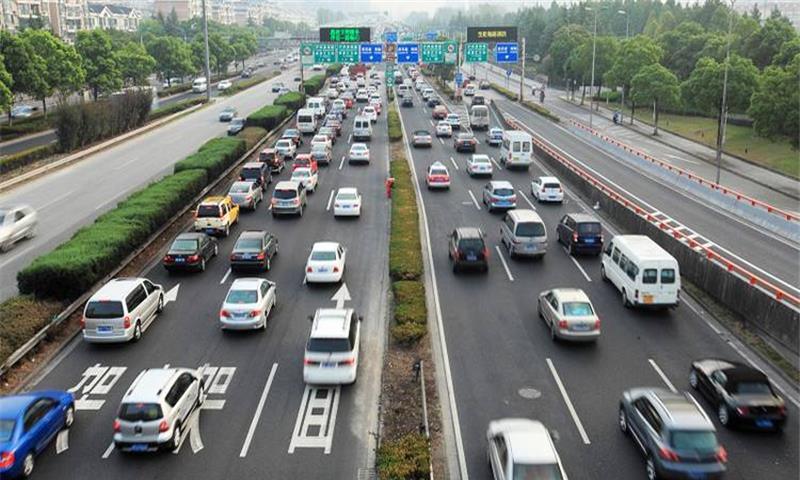 行车途中遇抛锚，想叫拖车怕太贵，交警：这4项免费！