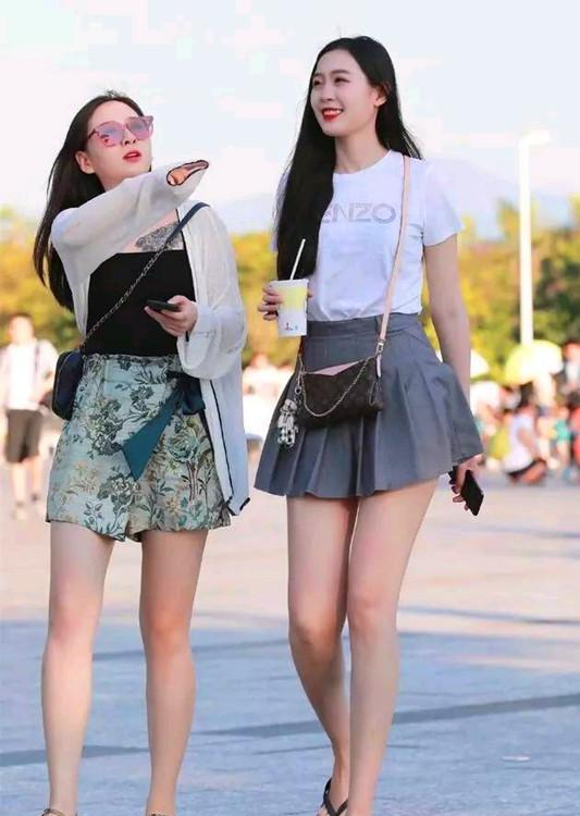 靓丽街拍,身材高挑的街头美女,肌肤白皙气质华美