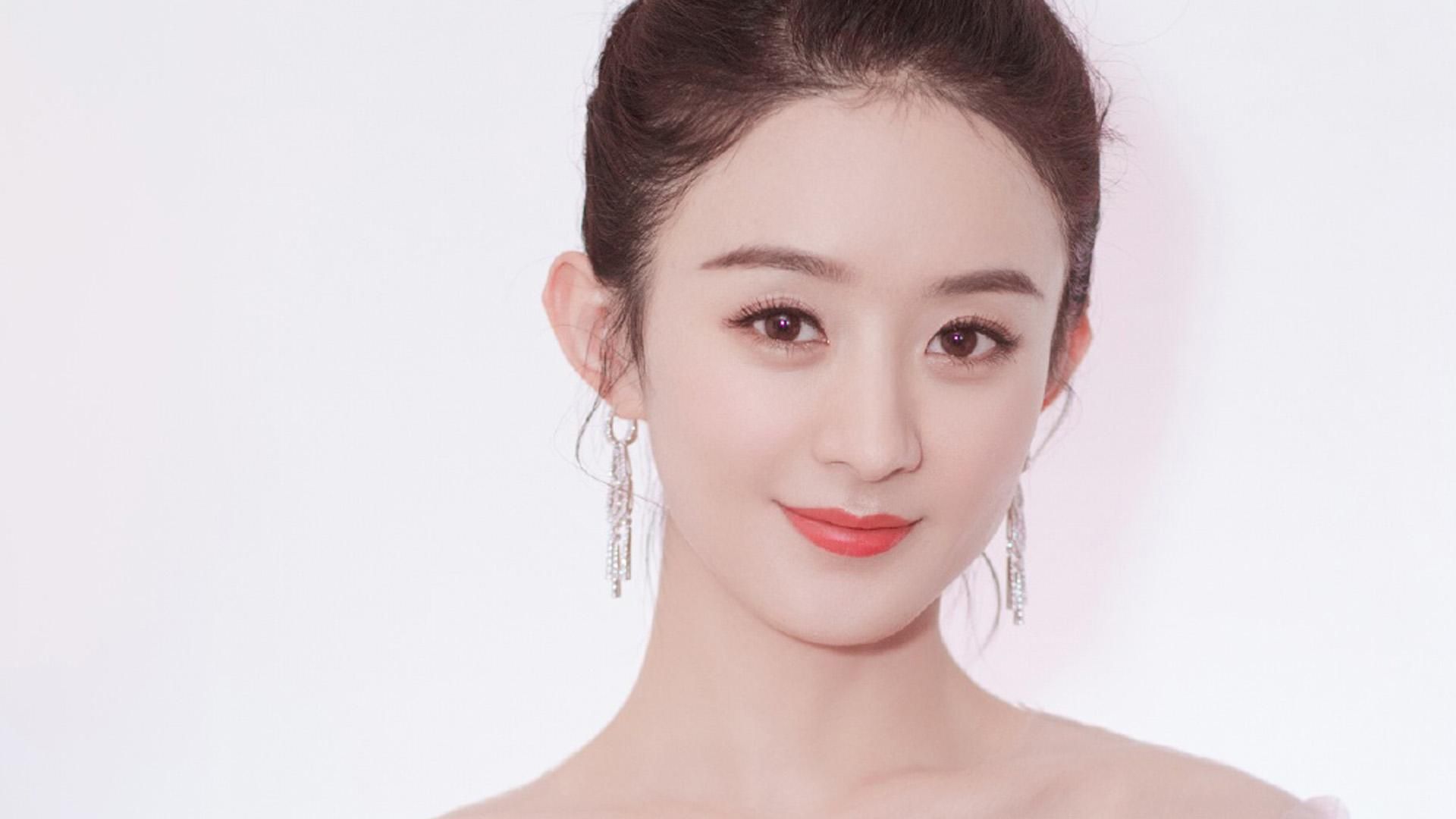 赵丽颖大大的眼睛,精致的五官,耳朵也是一大亮点