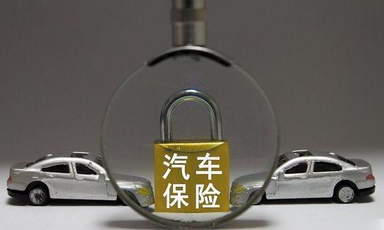 挡风玻璃被砸保险不赔？有没有天理，保险员：谁让你多说一个字