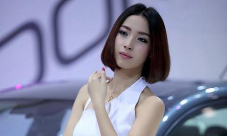 白衣车模亮相起亚展台，气质纯净无暇，车友：没白来！