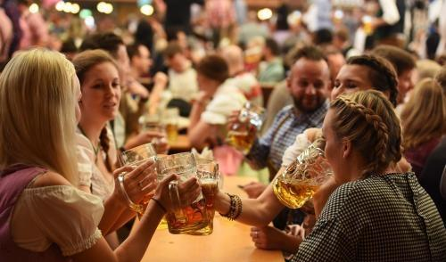 梦境中的欢聚，解析梦见自己和别人喝啤酒的深层含义