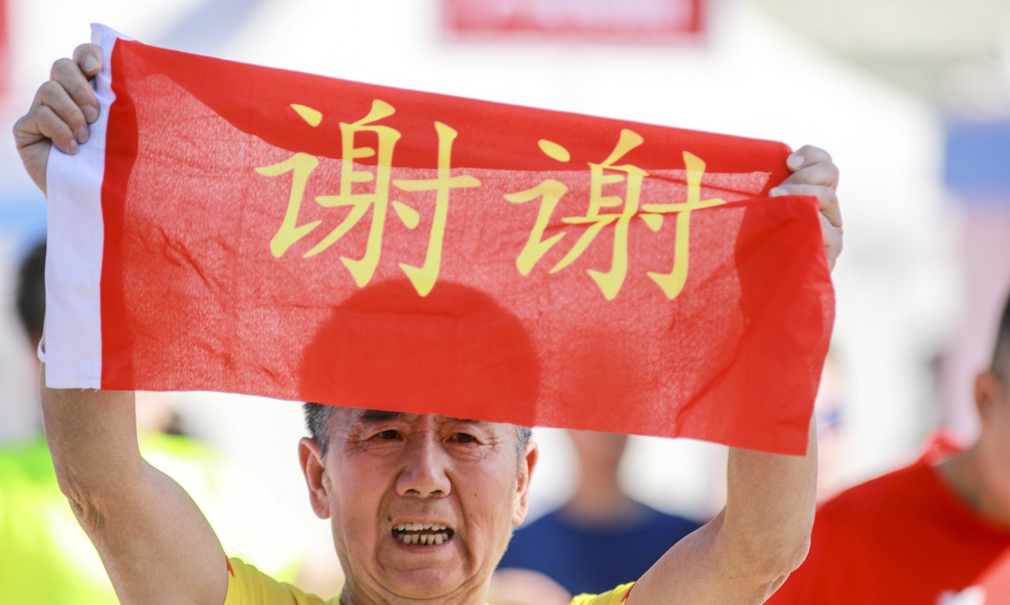 北半马暖心时刻:老者高举致谢条幅 感谢所有付出辛苦的人们