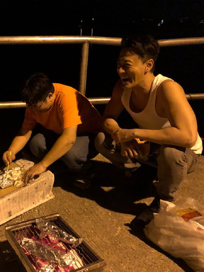 林峯承认迎娶张馨月后首露脸,蹲路边蹭夜宵心情好吃嘛嘛香