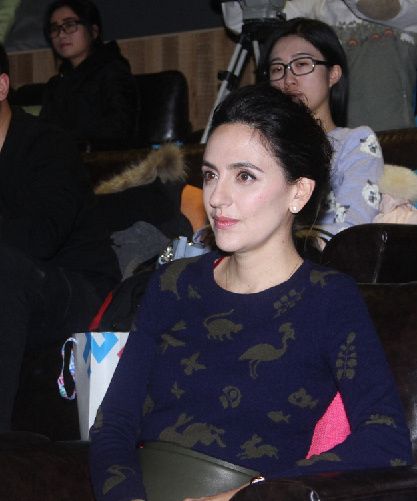 刘烨妻子安娜性感的红唇异域风情十足,诺一大长腿无处安放,温馨