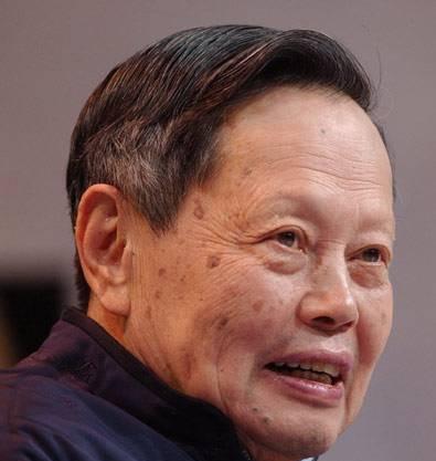 杨振宁夫妇观看小矮马,杨振宁开心得像个孩子