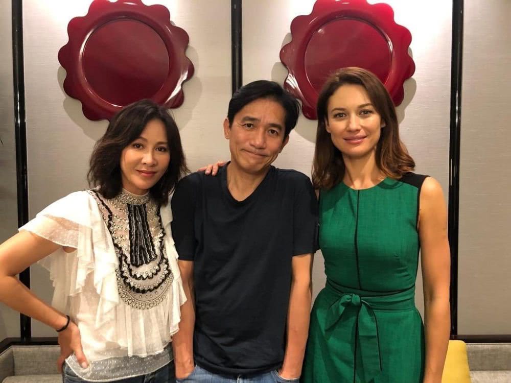 刘嘉玲陪梁朝伟度假,一身打扮A爆了,人到中年也要活得精致