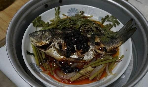 蒸鱼时最忌讳的一种调料,有人不懂直接放进去,蒸的鱼又老又醒