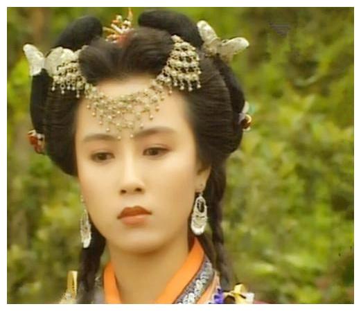 袁洁莹的经典角色二:1990《笑傲江湖》蓝凤凰,她的古装充满古典气质和