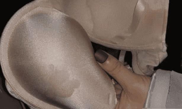 女车主送车保养，取车时发现车内不明液体，小工：自己没数？