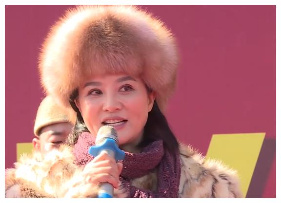 51岁大陶红罕见现身,低眉浅笑气质温婉,却意外撞脸姚笛袁立?