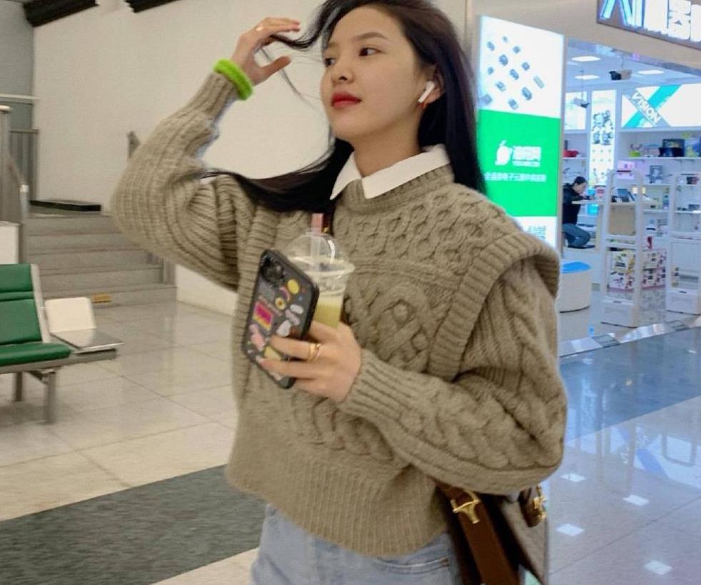 章若楠曾经是淘宝模特,在没火之前顶多就算是个网红,拍了电影之后,她