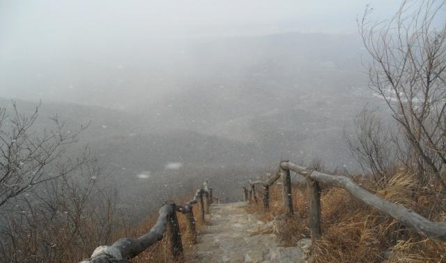 冬季再豋大连小黑山，顶峰绝壁藏古寺，雪天险峻的山峰让记忆满满