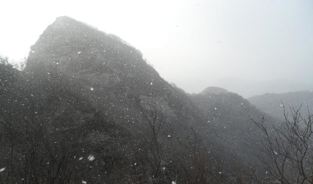 冬季再豋大连小黑山，顶峰绝壁藏古寺，雪天险峻的山峰让记忆满满