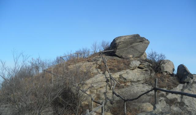 冬季再豋大连小黑山，顶峰绝壁藏古寺，雪天险峻的山峰让记忆满满