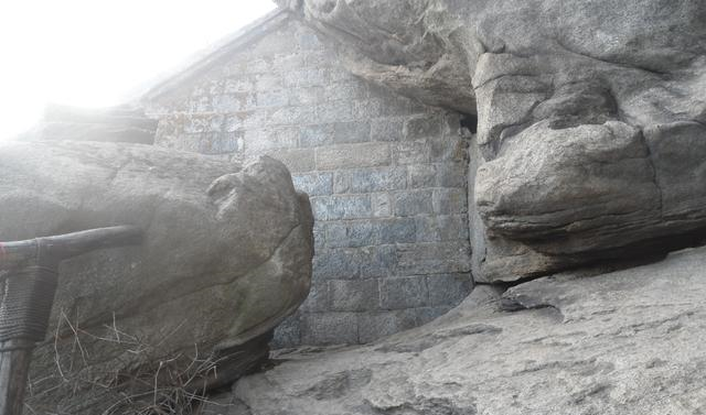 冬季再豋大连小黑山，顶峰绝壁藏古寺，雪天险峻的山峰让记忆满满