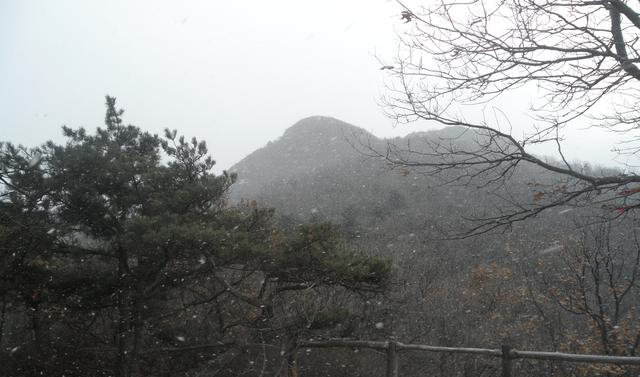 冬季再豋大连小黑山，顶峰绝壁藏古寺，雪天险峻的山峰让记忆满满