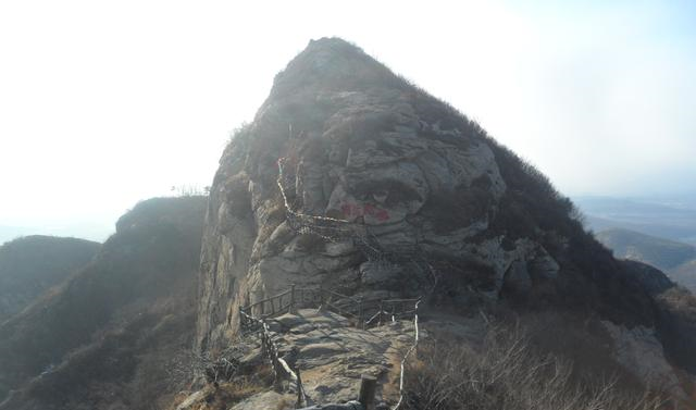 冬季再豋大连小黑山，顶峰绝壁藏古寺，雪天险峻的山峰让记忆满满