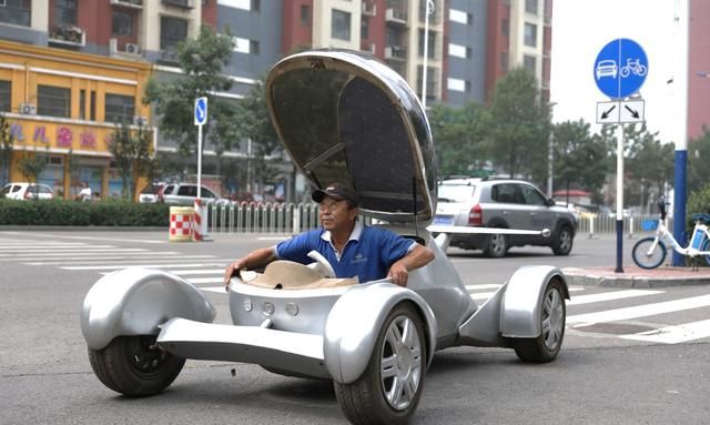 63岁老人靠2把扳手，6个月造炫酷电动汽车，时速60公里引网友热议