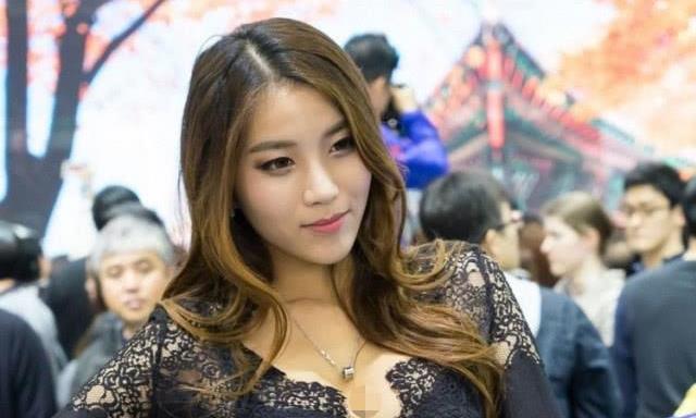 MINI车展很成功，车模黑色蕾丝裙，性感火辣很不错