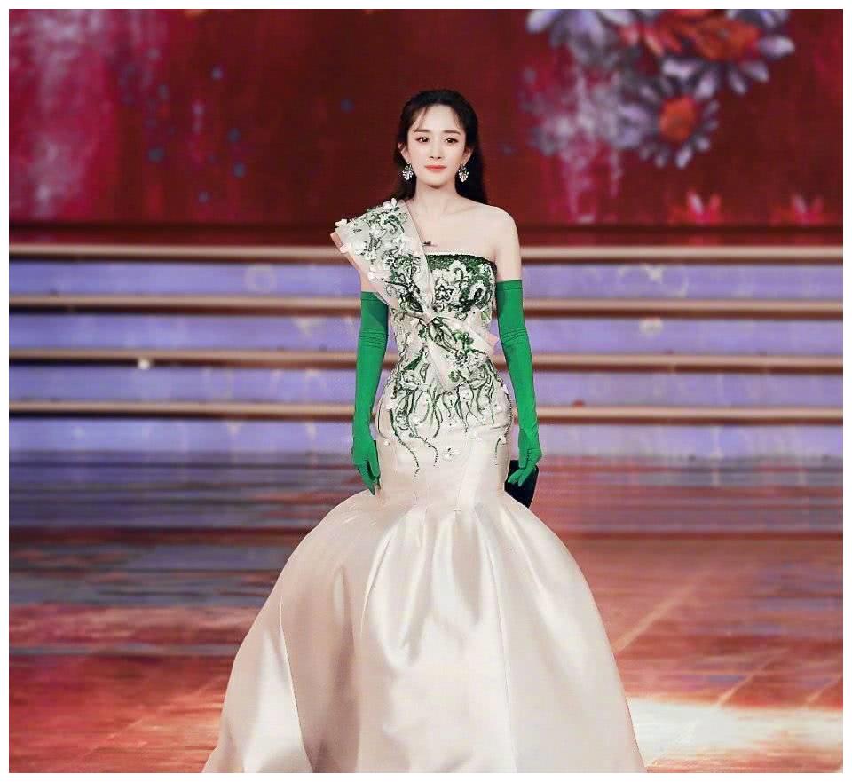 北京春晚为P掉吴秀波做法太刚,关晓彤大长腿抢