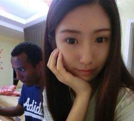 上海黑人混血足球高手,晒出与中国女友的恩爱