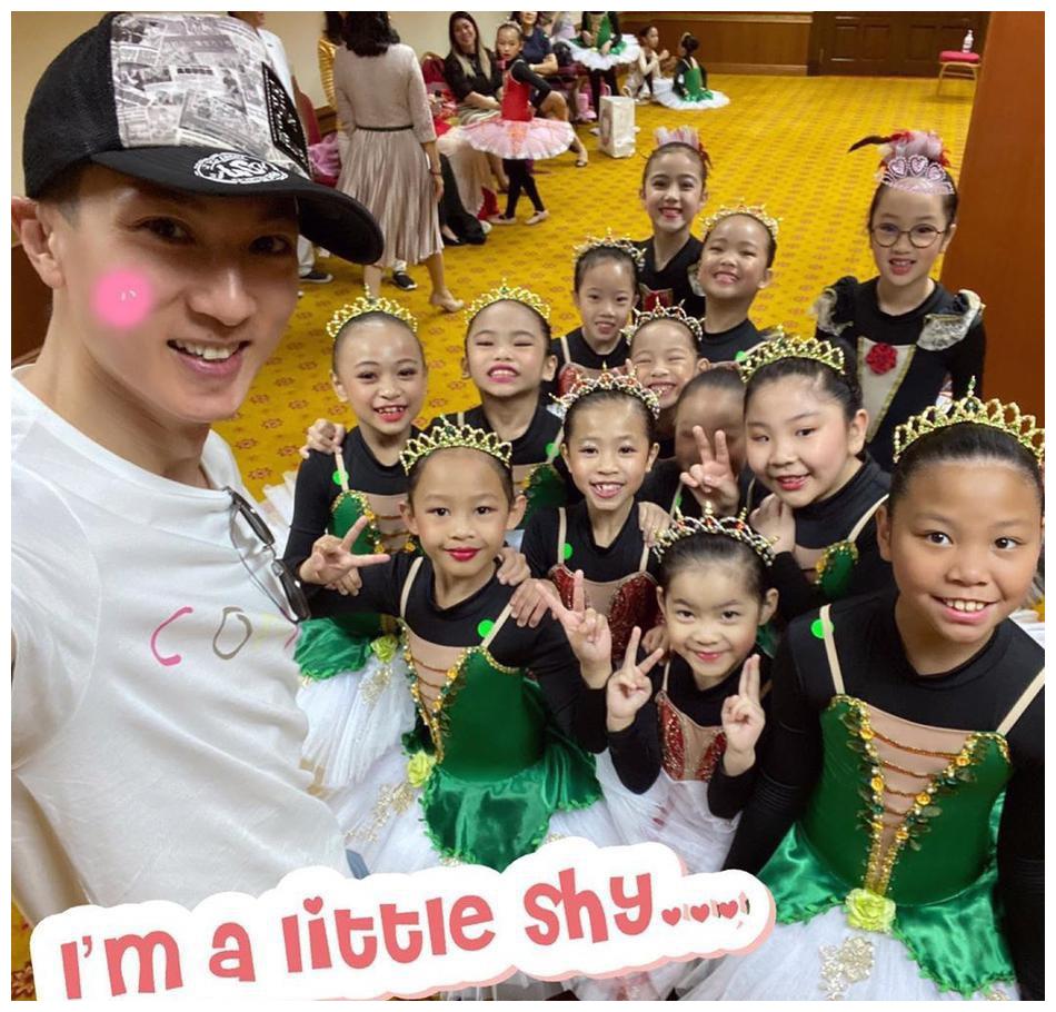 吴尊晒女儿近照,neinei穿芭蕾舞裙比赛,戴圆框眼镜像妈妈