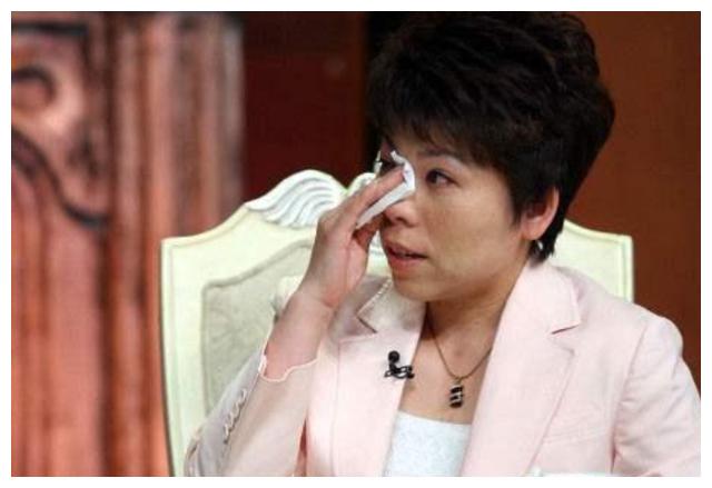 乒坛女皇邓亚萍败光20亿，儿子是法国国籍，下跪外国人让人心碎