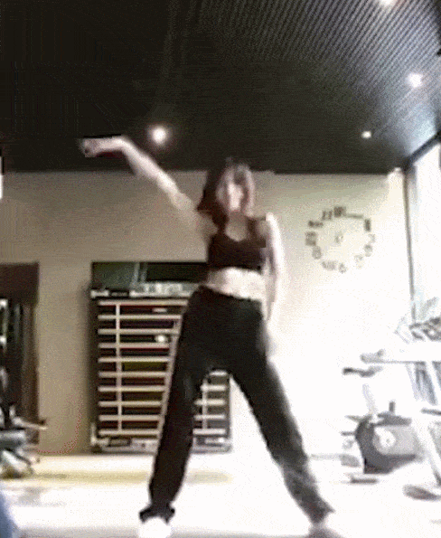 林志颖娇妻宅家跳舞瘦身 穿露脐装秀长腿蛮腰