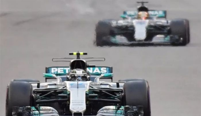 梅赛德斯赛车，充满科技感，出彩的车身构造，心驰神往