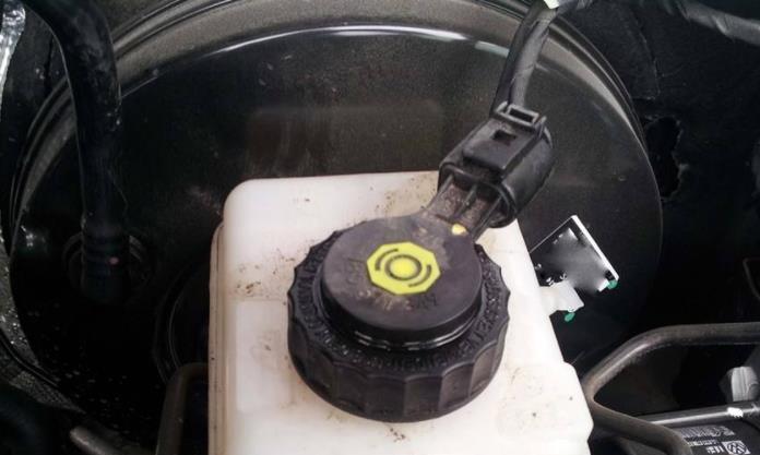 维修工：车子出现这3种情况，说明刹车油该换了，别拿生命开玩笑