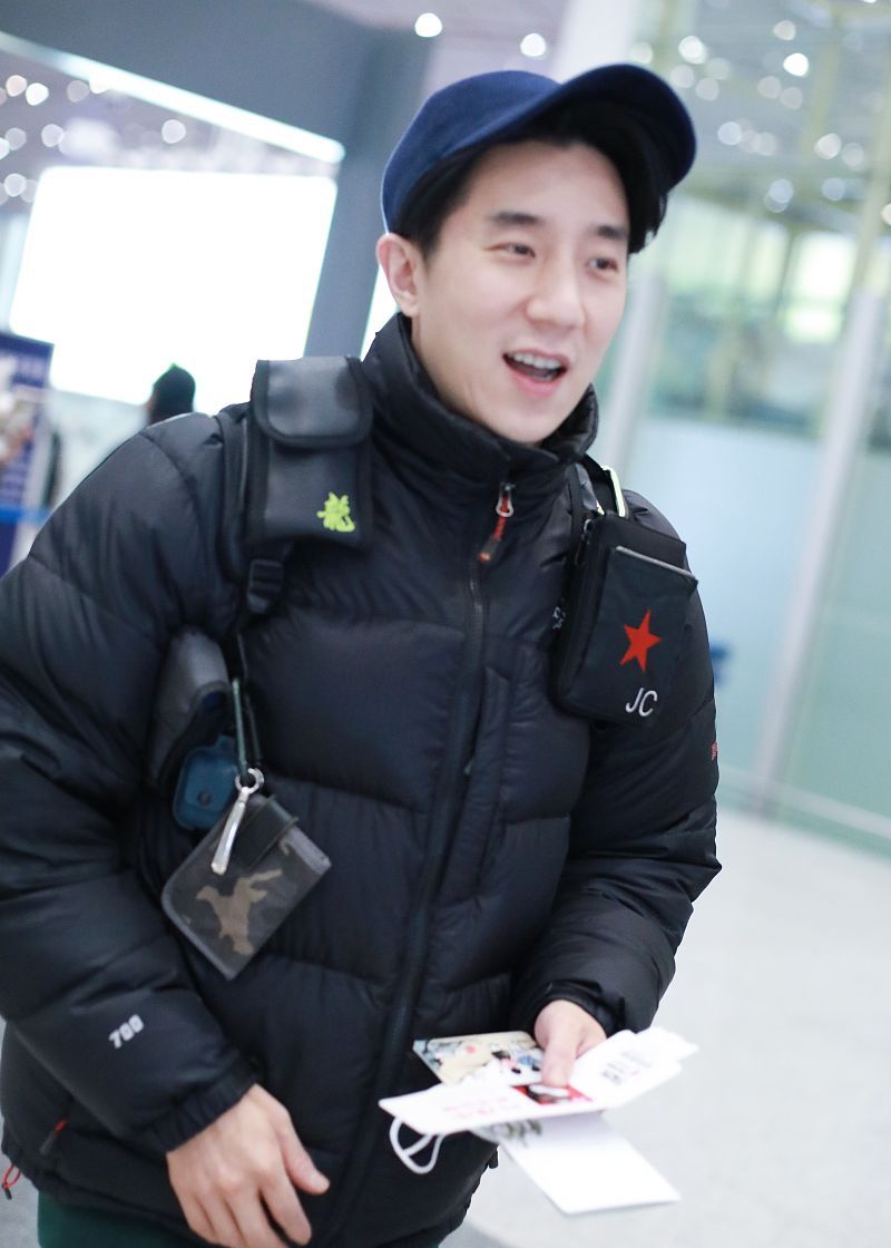 房祖名简约穿搭保暖又帅气,对镜比剪刀手尽显活力