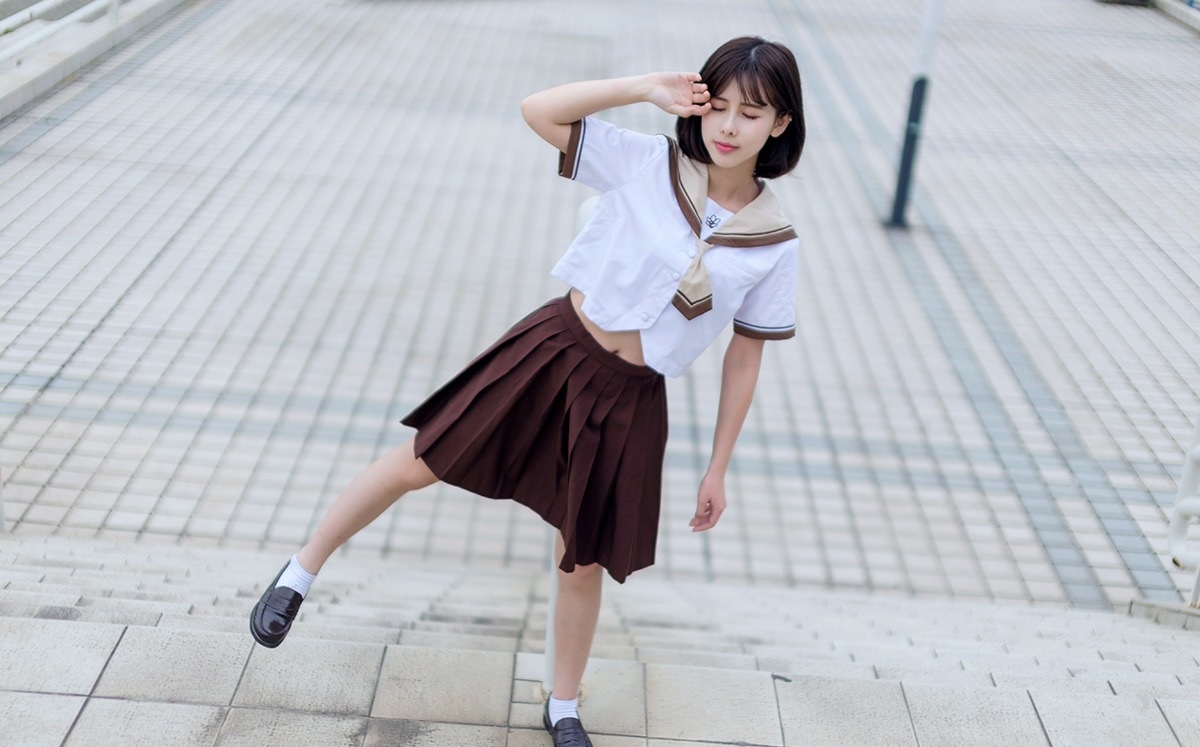 摄影分享:漂亮脸蛋短发校园美女学生制服写真